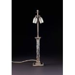 DREI TISCHLAMPEN Wohl England, um 1900 Silber, gefüllt, elektrifiziert. H. 53/71 cm (mit