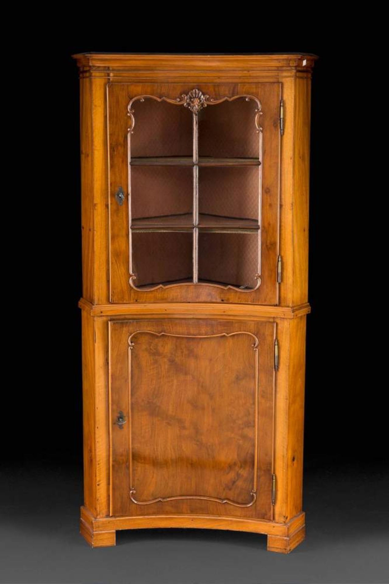 AUFSATZ-VITRINENECKSCHRANK Deutsch, um 1800. Mahagoni/ Nussbaum, furniert. H. 196 cm, B. 96,5 cm, T.