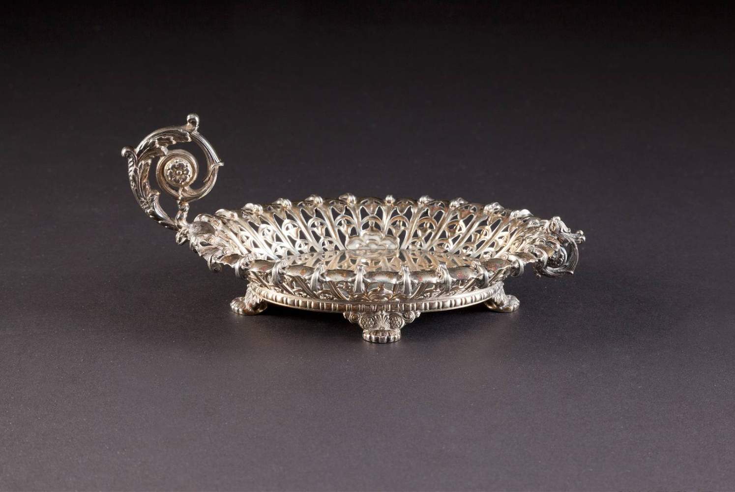 HENKELSCHÄLCHEN USA, New York, Tiffany & Co., um 1915 Silber. L. 17,3 cm, 201 g. Auf der