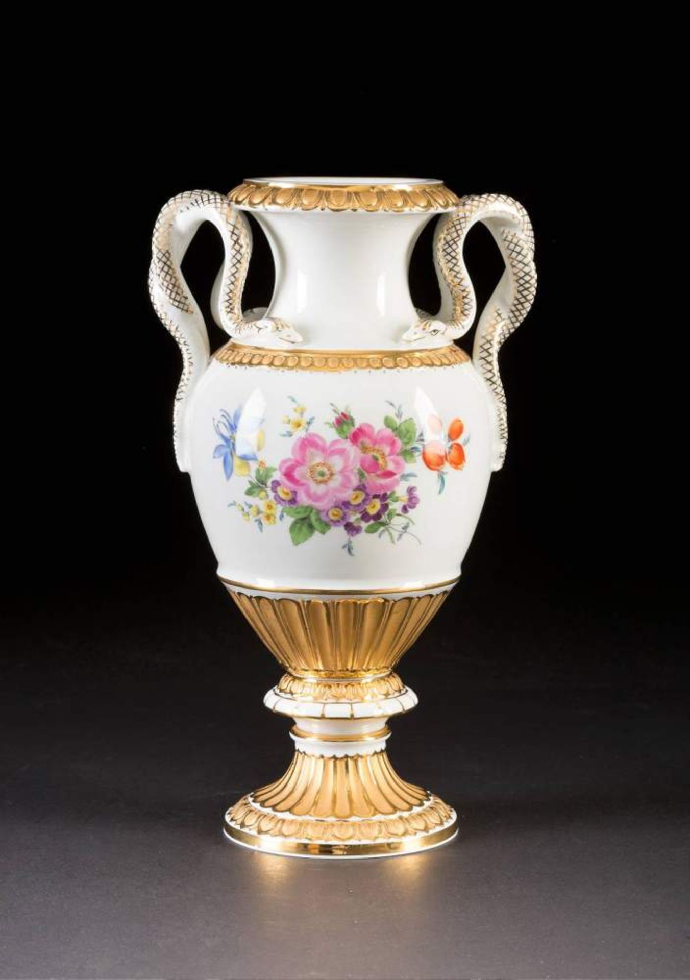 SCHLANGENHENKELVASE Deutsch, Meissen, 1972 Porzellan, polychrome Malerei, Goldstaffage. H. 28,5 - Bild 2 aus 2