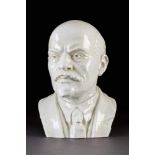 LENIN-BÜSTE Deutsch, Meissen, 1967 Weißporzellan. H. 29,5 cm. Unterglasurblaue Schwertermarke,