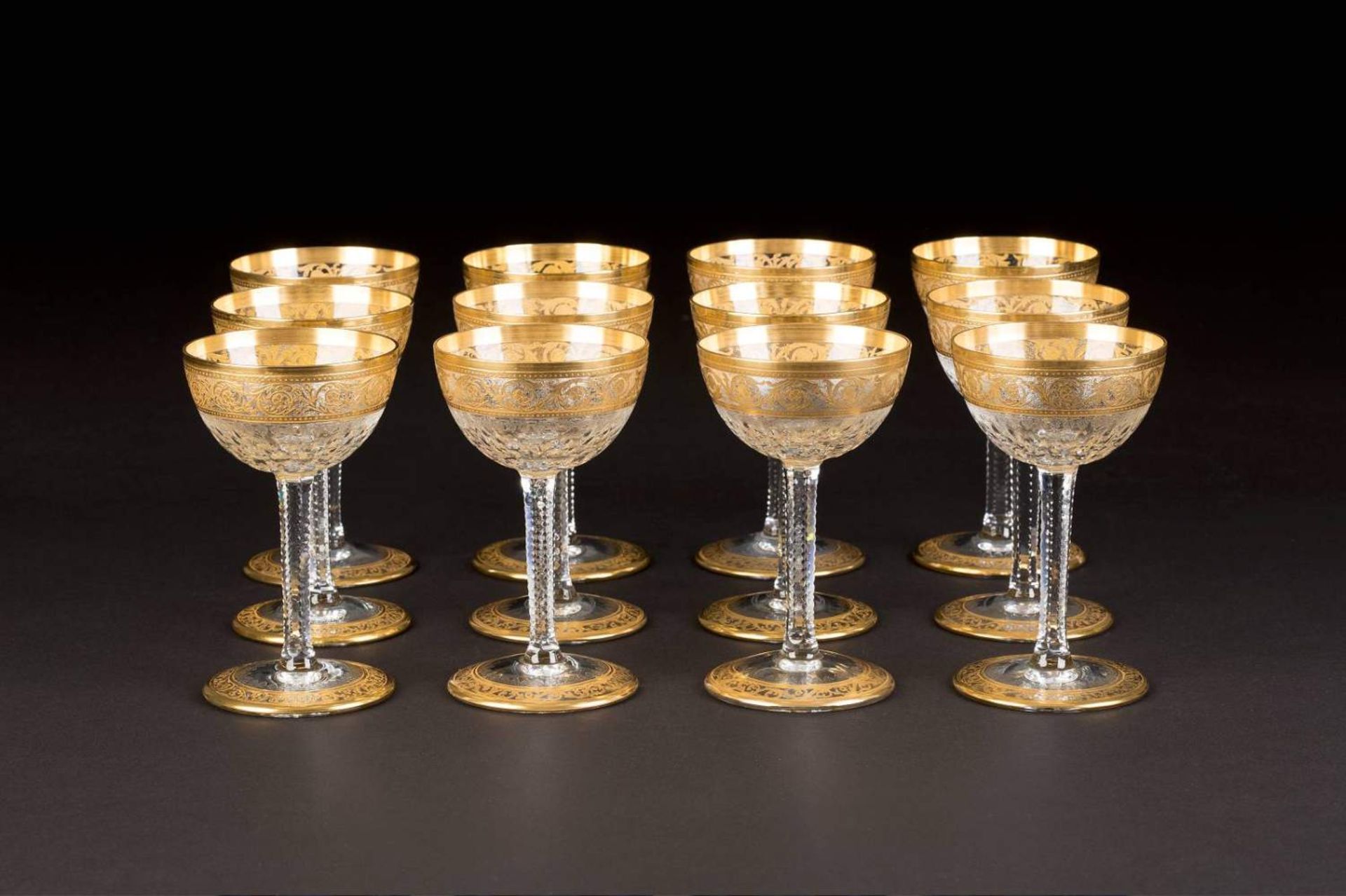 SATZ VON ZWÖLF LIKÖRGLÄSERN 'THISTLE GOLD' Frankreich, Verreries & Cristalleries de Saint Louis, 20.