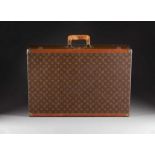 LOUIS VUITTON ALZER 70 KOFFER Frankreich, Paris, 20. Jh. Holz, Monogramm Canvas, Besatz aus