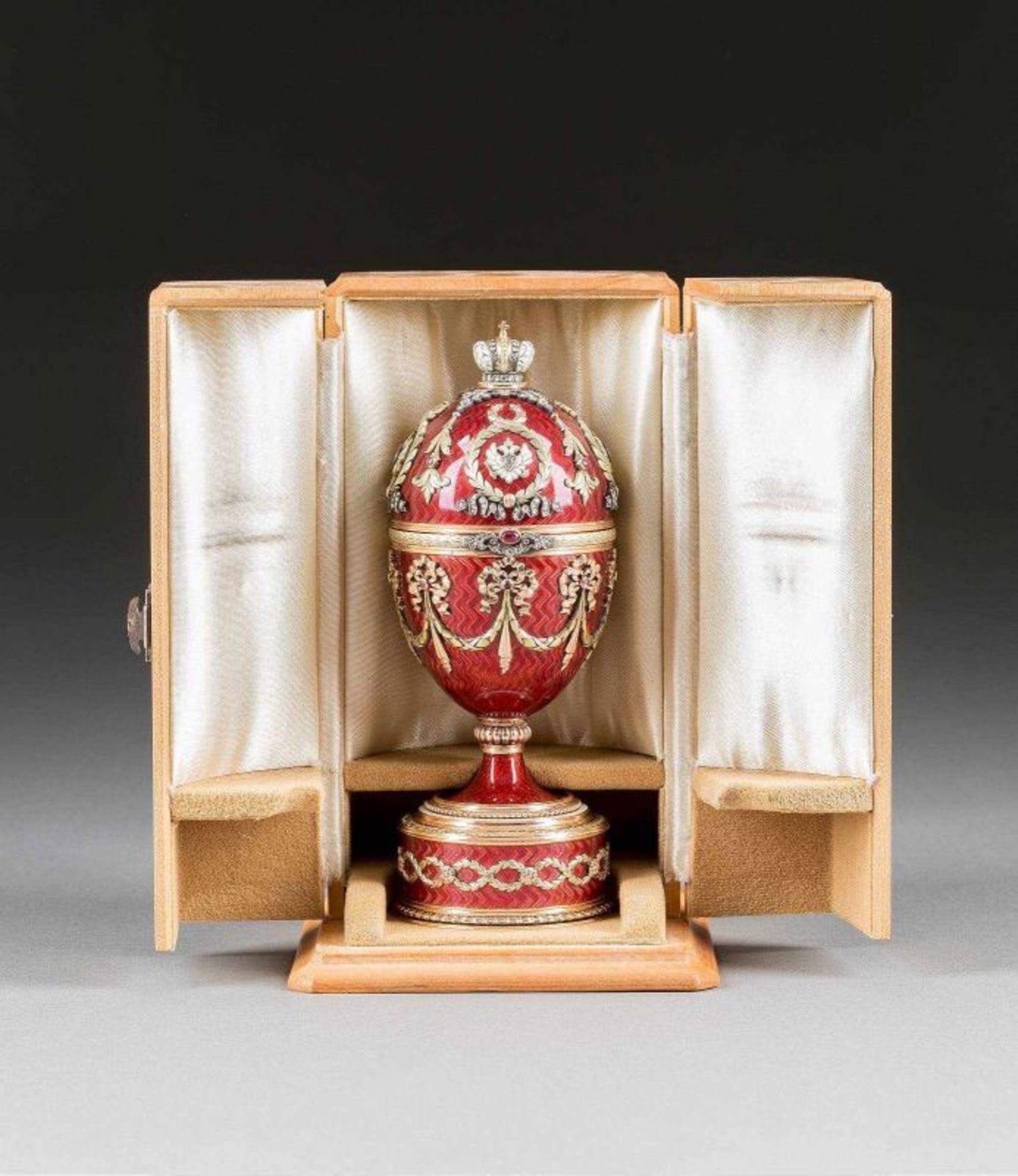 GUILLOCHÉ-EMAIL-EIDOSE IM ETUI Im Stil von Fabergé, 2. Hälfte 20. Jh. Rotgold, Gelbgold, Email, - Bild 2 aus 3