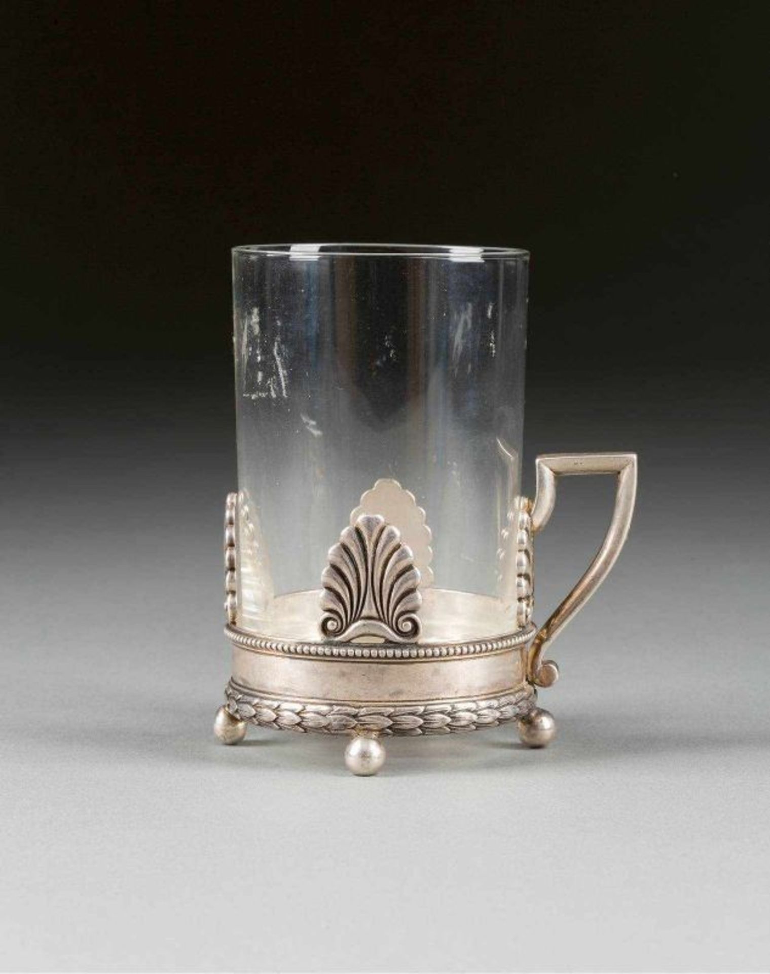 FEINER FABERGÉ-TEEGLASHALTER Russland, Moskau, Fabergé, 1894 Silber, gegossen und ziseliert. H. 6,