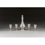 FÜNFTEILIGES WODKA-SET Russland, Moskau/Tula, 1890/Ende 19. Jh. Silber, graviert, teils vergoldet.