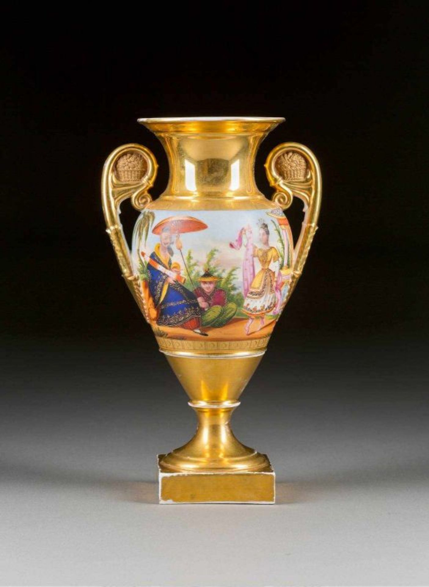 VASE MIT CHINOISERIE Russland oder Frankreich, um 1830 Porzellan, polychrome Aufglasurbemalung, - Image 2 of 2