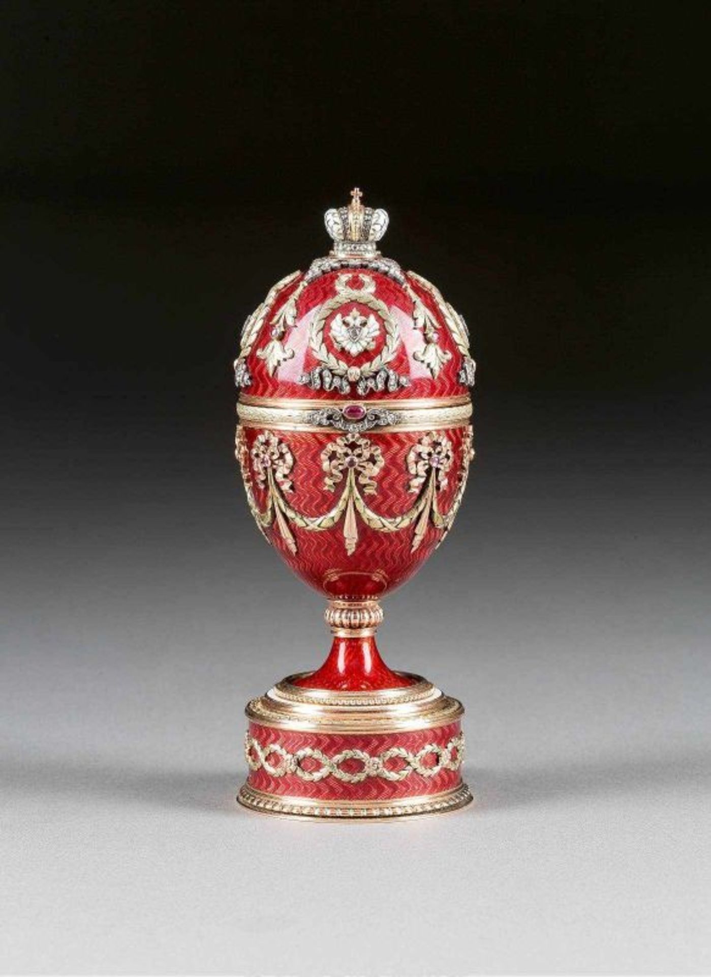 GUILLOCHÉ-EMAIL-EIDOSE IM ETUI Im Stil von Fabergé, 2. Hälfte 20. Jh. Rotgold, Gelbgold, Email,