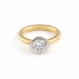 DIAMANT-SOLITAIRE-RING Platin, Gelbgold. Ringmaß ca. 55, Ges.-Gew. ca. 8,7 g. Gest. 950, 'Pl.' (