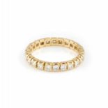 ETERNITY-RING MIT BRILLANTBESATZ Gelbgold. Ringmaß ca. 60, Ges.-Gew. ca. 3,9 g. Gest. 750.