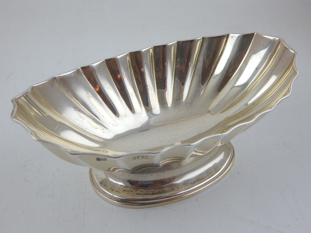 A late Victorian silver dish of fluted elliptical form, London 1897, by Heath and Hartshorne of - Image 2 of 6