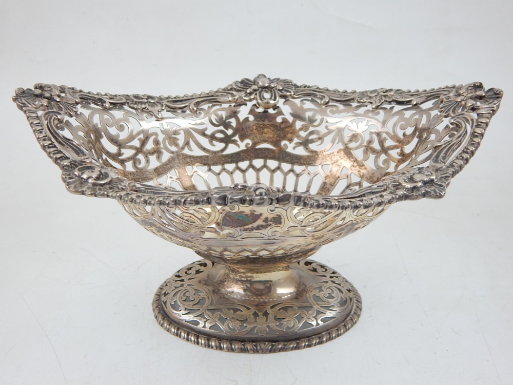 A silver bonbon dish, London 1910, of pierced oval form and raised on a foot, 15.