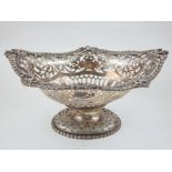 A silver bonbon dish, London 1910, of pierced oval form and raised on a foot, 15.