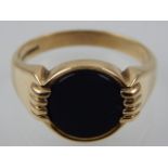 A gentleman's 9ct yellow gold and black onyx dress ring.