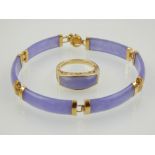 A lavender jade and 14 carat yellow gold link bracelet,