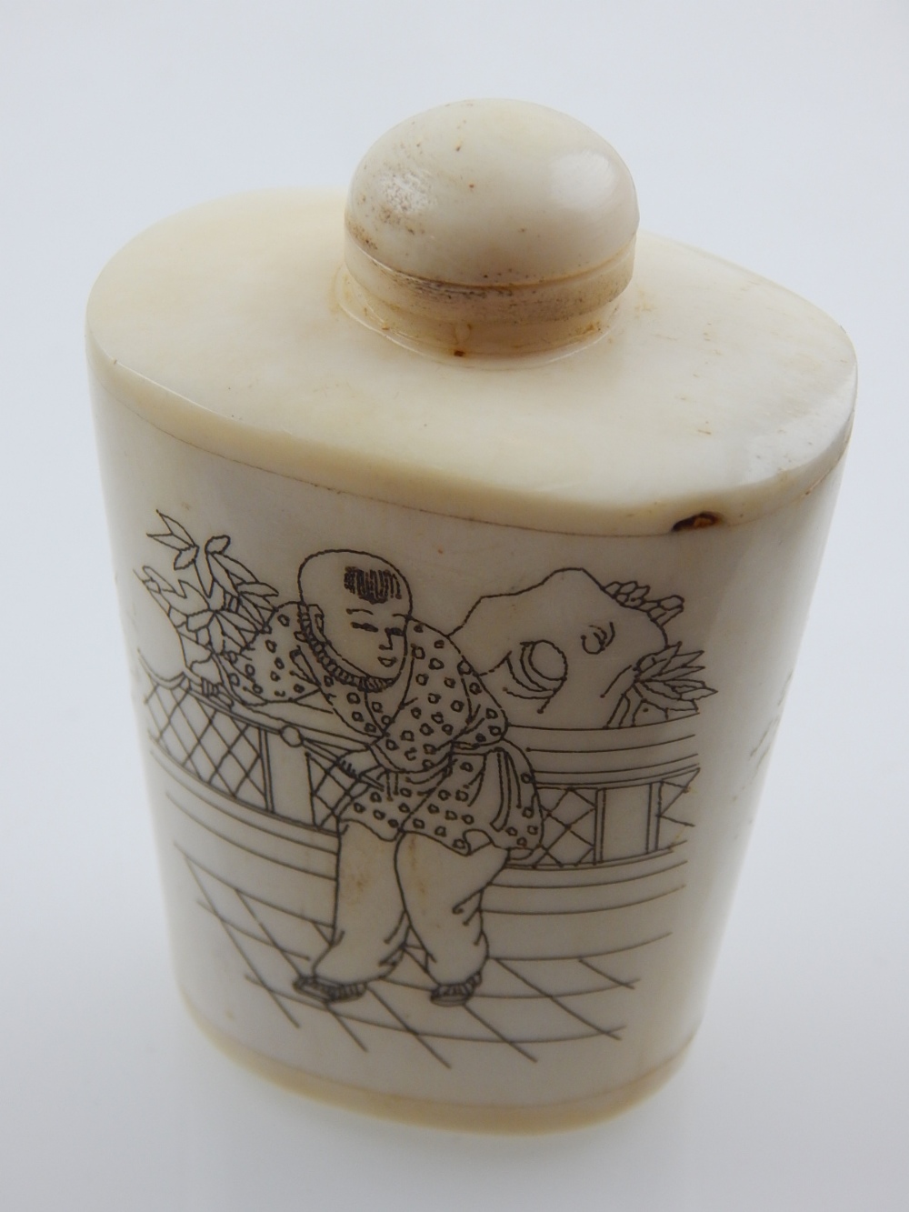 A Chinese snuff bottle, of oval tapering form, decorated with figures, H. 7cm. - Image 2 of 2