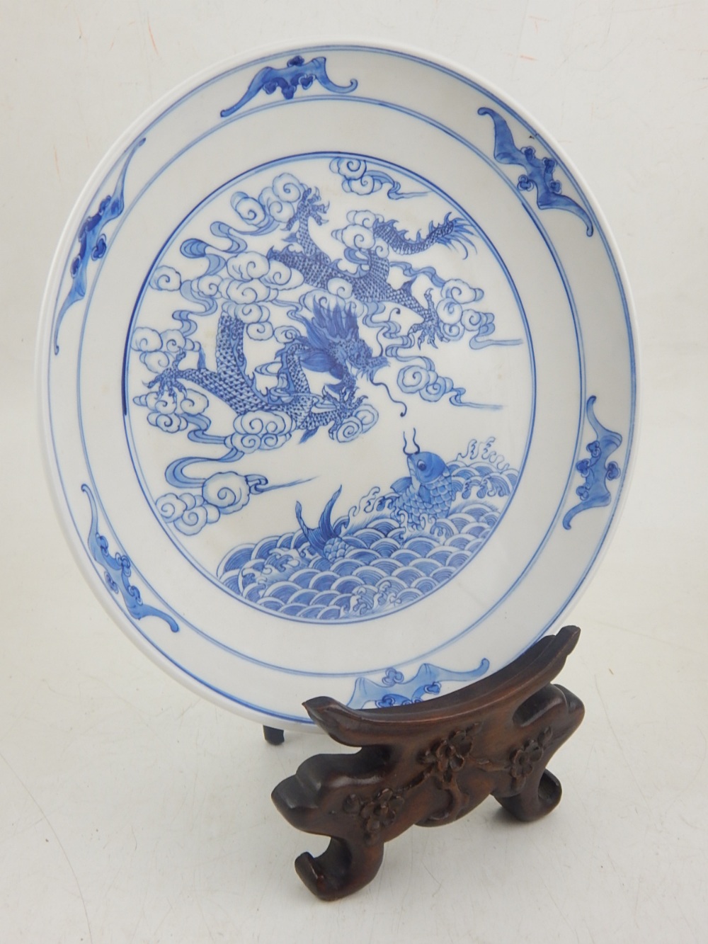 A Chinese blue and white porcelain saucer dish decorated with dragon and carp, bears six character