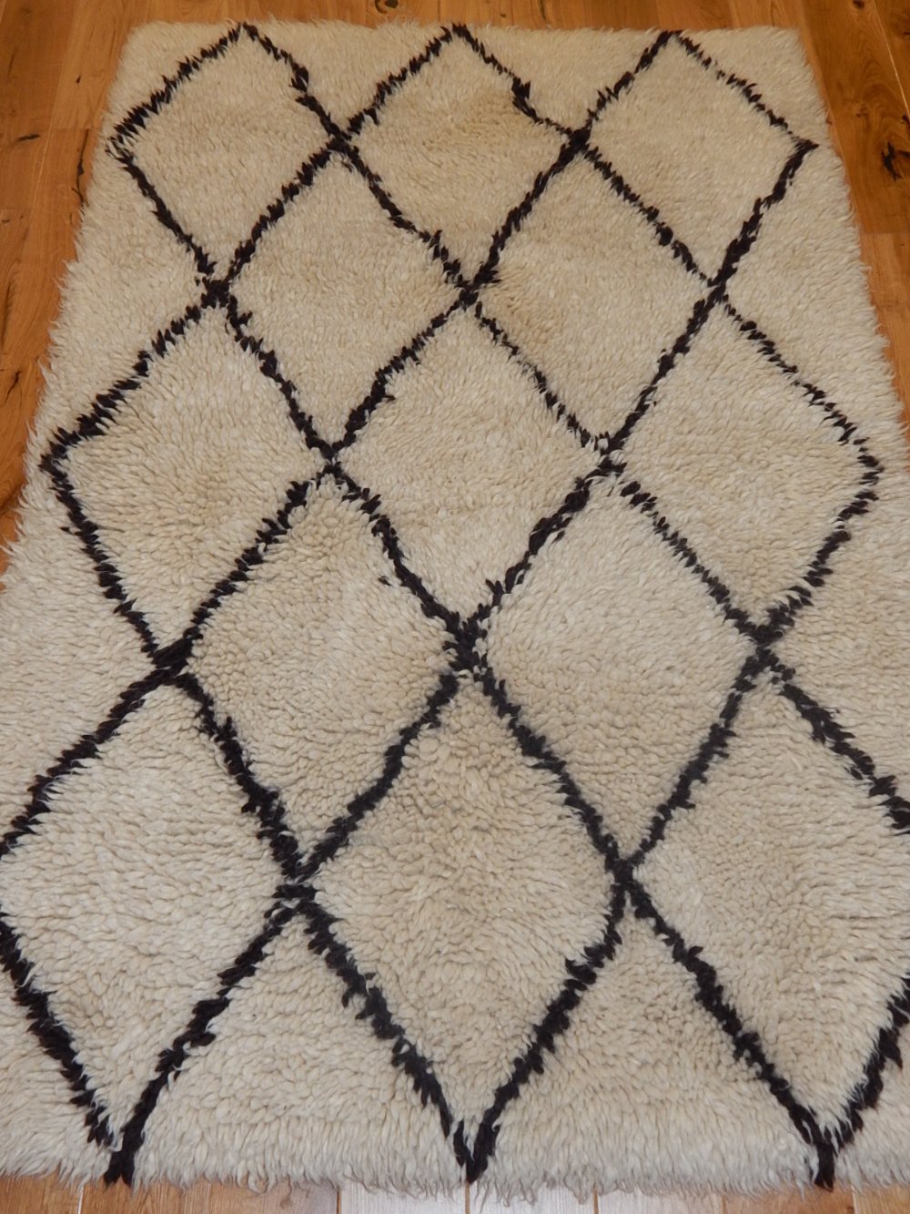 A Turkish Beni wool rug, decorated with brown diamond pattern, 174x120cm.