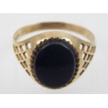 A 9ct yellow gold gentleman's onyx ring.