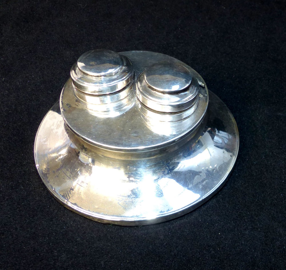 George V silver twin lidded inkstand with one clear class liner,