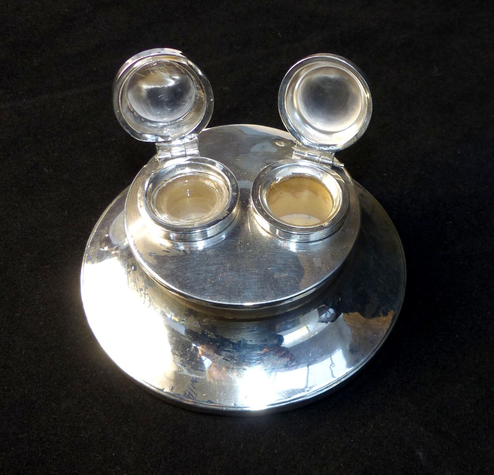 George V silver twin lidded inkstand with one clear class liner, - Image 2 of 3