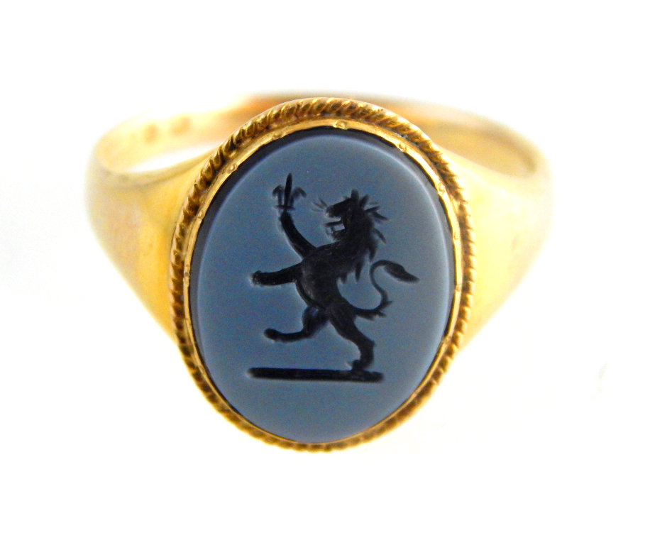 Gentleman's Victorian 9ct yellow gold signet ring,