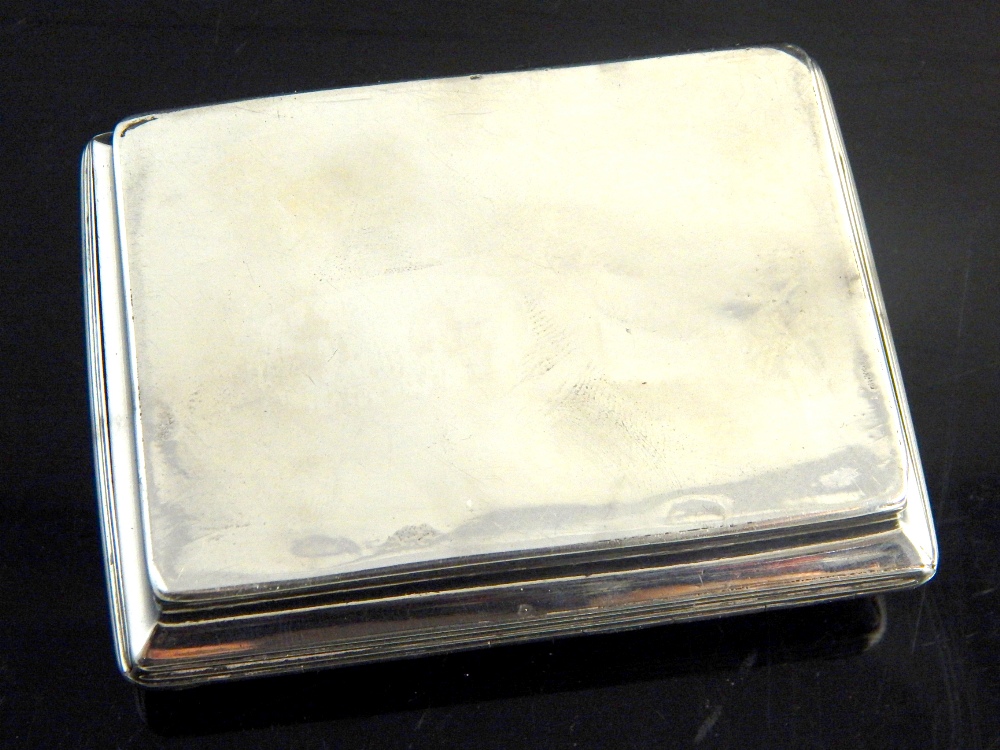 18th C Continental silver snuff box with oval agate mounted to the top, engraved hunters, - Image 3 of 3