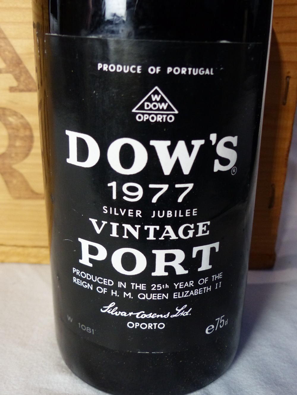 Dow's 1977 Port, original wood crate (no lid), - Image 3 of 4