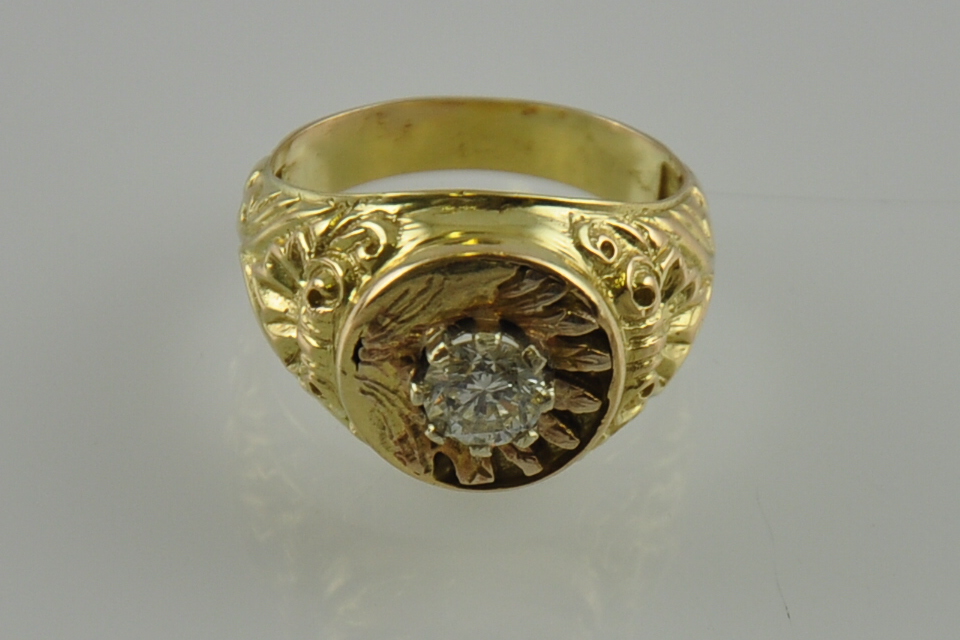 A gentleman's yellow gold diamond single stone ring (85 points exact weight)
