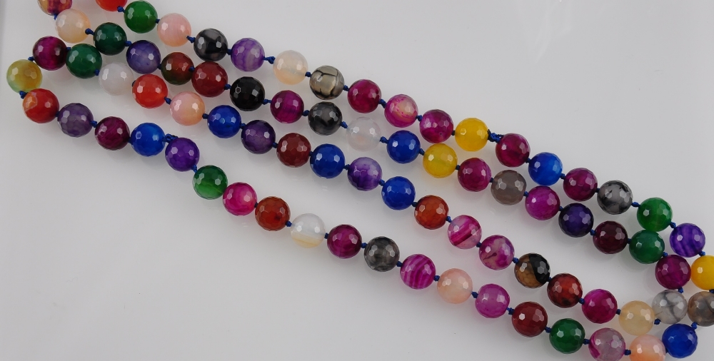 An agate necklace of multi-coloured, round and facetted beads,