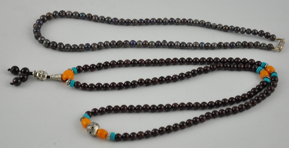 A Chinese agate coloured necklace together with a grey pearl necklace