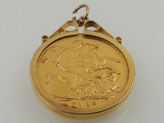 An Edward VIII gold sovereign, 1903, set in a 9 carat yellow gold mount pendant. - Image 2 of 2