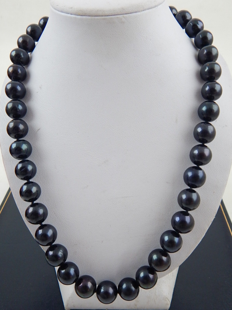 A black South Sea pearl necklace, having white metal metallic ball clasp.