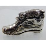 A novelty vesta case in the form of a cat in a shoe, stamped sterling.