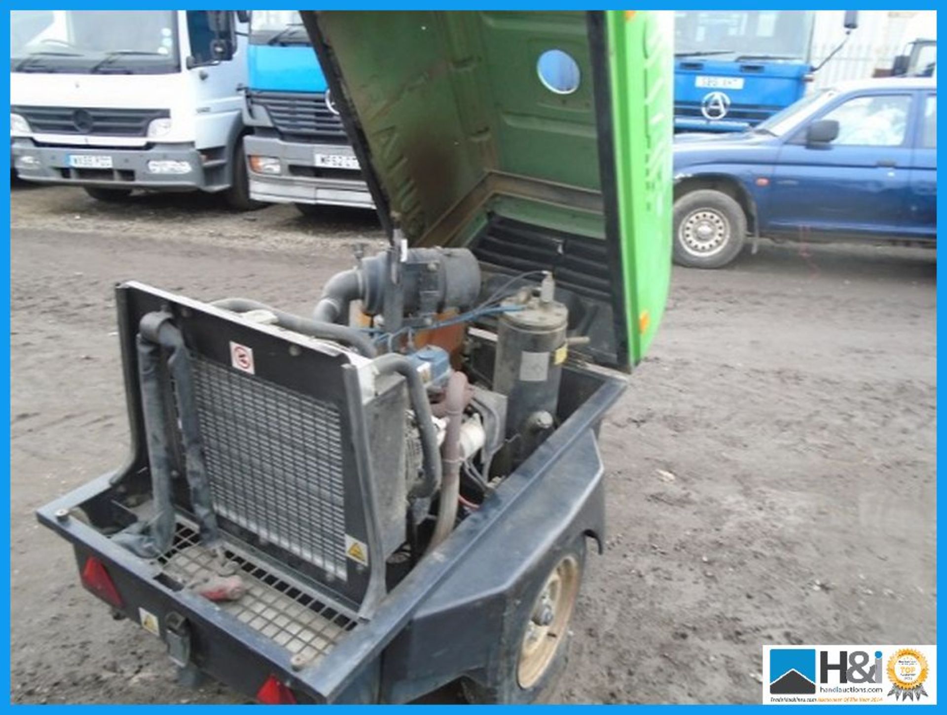 SULLAIR FAST TOW COMPRESSOR, 88 CFM, YEAR: 2004, HRS: 1057 Appraisal: Viewing Essential Serial No: - Image 3 of 4