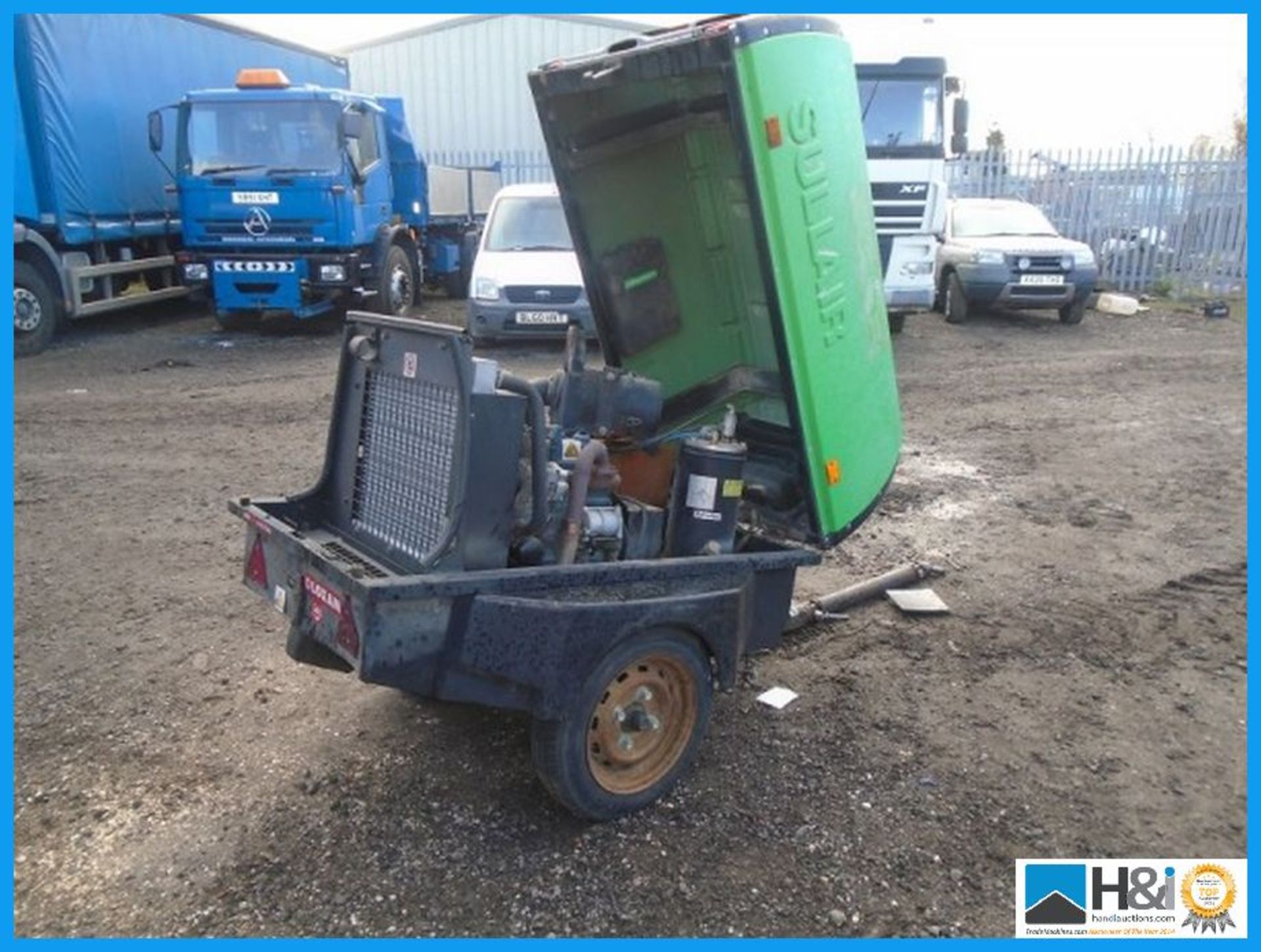 SULLAIR 176 CFM FAST TOW COMPRESSOR , 2004 IN YEAR , 559 HOURS , KEY START Appraisal: Viewing - Image 2 of 3