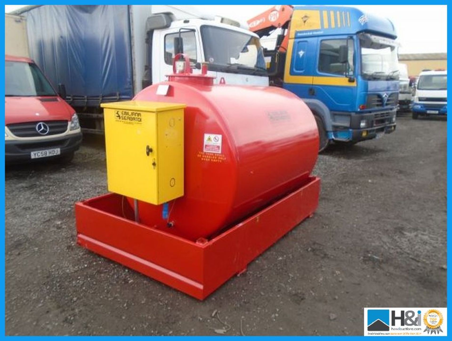 3000 LITRE STEEL FUEL BOWSER, BUILT IN PUMP, BRAND NEW NEVER BEEN USED Appraisal: Viewing