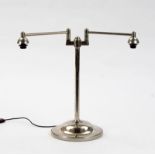 Lampe de bureau, XXe s., structure en acier reposant sur une base circulaire, à deux bras de