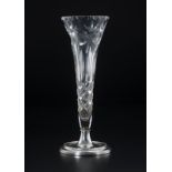 Vase tulipe en verre, base ronde en argent à motif de perlettes, h. 28 cm