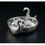 Coupe en métal argenté, les anses en forme de cygnes, diam. 17,5 cm