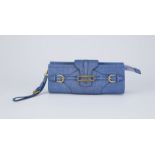 Jimmy Choo, clutch pochette en lézard bleu pailleté, avec dragonne, housse, 9x23 cm