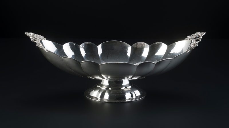 Coupe polylobée en argent, Italie XXe s. Sur piédouche, les anses feuilles d'acanthe et coquilles,