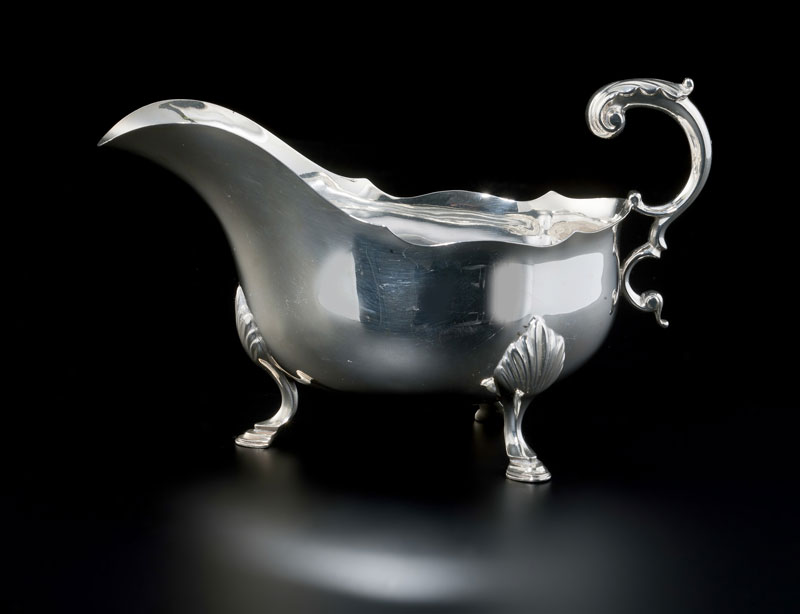 Saucière tripode en argent, par Aktin Brothers, Sheffield, 1898. Les pieds à attaches coquille et