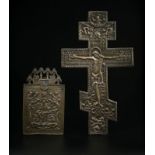 Christ en croix et Christ trônant, crucifix et plaque en laiton, Russie XIXe s., inscriptions et