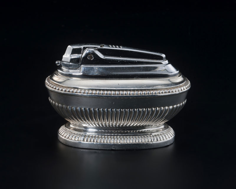 Briquet de table " Queen Anne" en métal argenté, par Ronson, années 1940. A décor de godrons et