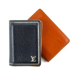 Louis Vuitton, 2 portes-carte: ,1 en cuir lisse brun roux et 1 cuir grainé bleu marine