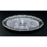 Plat festonné à apéritif en argent 800 Jezler et ses 7 coupelles en verre taillé, larg. 50 cm, 1365g