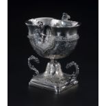 Coupe en argent 800. Lobée posant sur une base carrée à décor de 2 dragons et les anses figurant 2