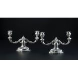 Paire de chandeliers à 2 bras de lumière en argent 800, Allemagne. A décor de côtes torses et bras