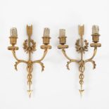 Paire d'appliques de style Louis XVI en bronze doré à fût central en forme de flèche, deux feux,